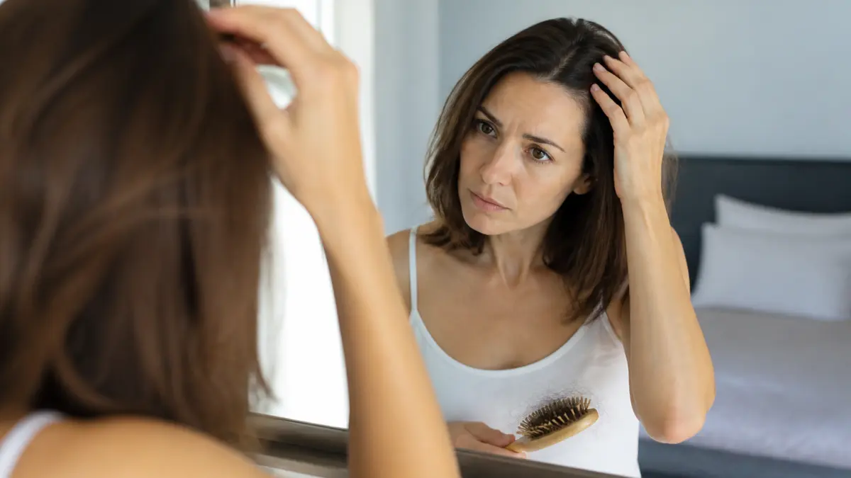 Haaruitval bij vrouwen: veelvoorkomende oorzaken en mogelijke oplossingen